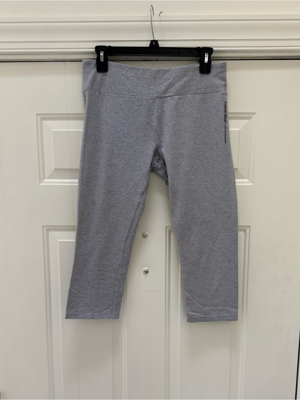 EUC Calvin Klein Gray Capri Performance Leggings